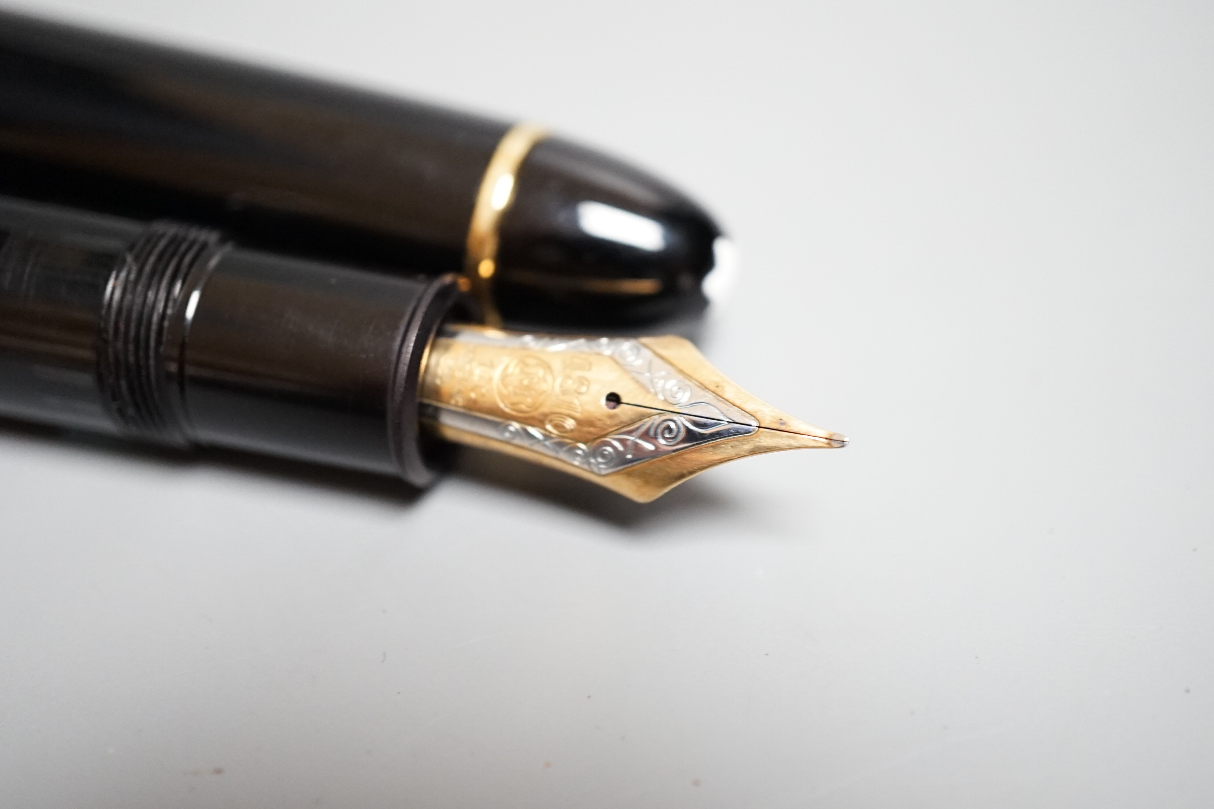 A Montblanc Meisterstuck No.140 fountain pen, the 14ct gold nib stamped 4810, 14.7cm